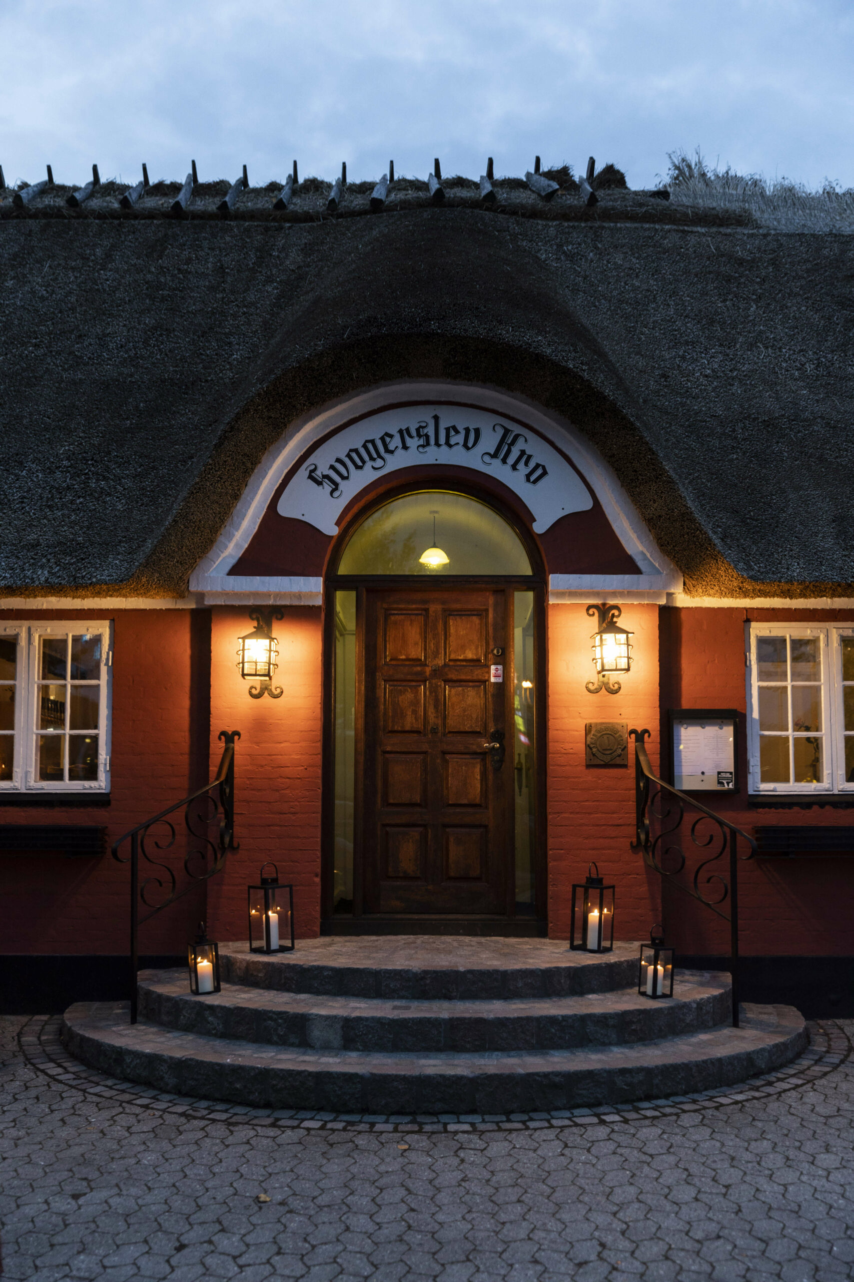 Grønkålsalat med tyttebær, løg, "feta" og valnødder